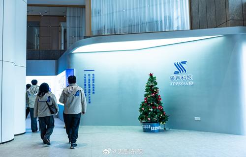 此外底座还具备多种功能如USB接口HDMI输出等方便玩家在不同场景下使用