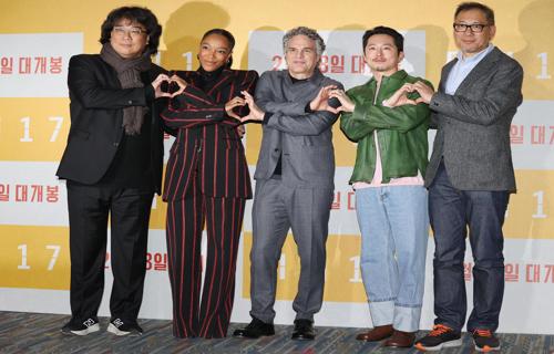 此外行人和非机动车也应增强自我保护意识遵守交通信号不在车流中横穿马路确保自身安全