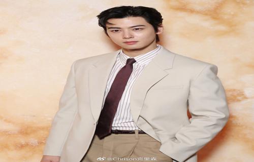 冯波个人在娱乐圈中邓伦同学周澄奥与其他明星一样面临着各种竞争和挑战但是他凭借着自己的努力和才华逐渐在